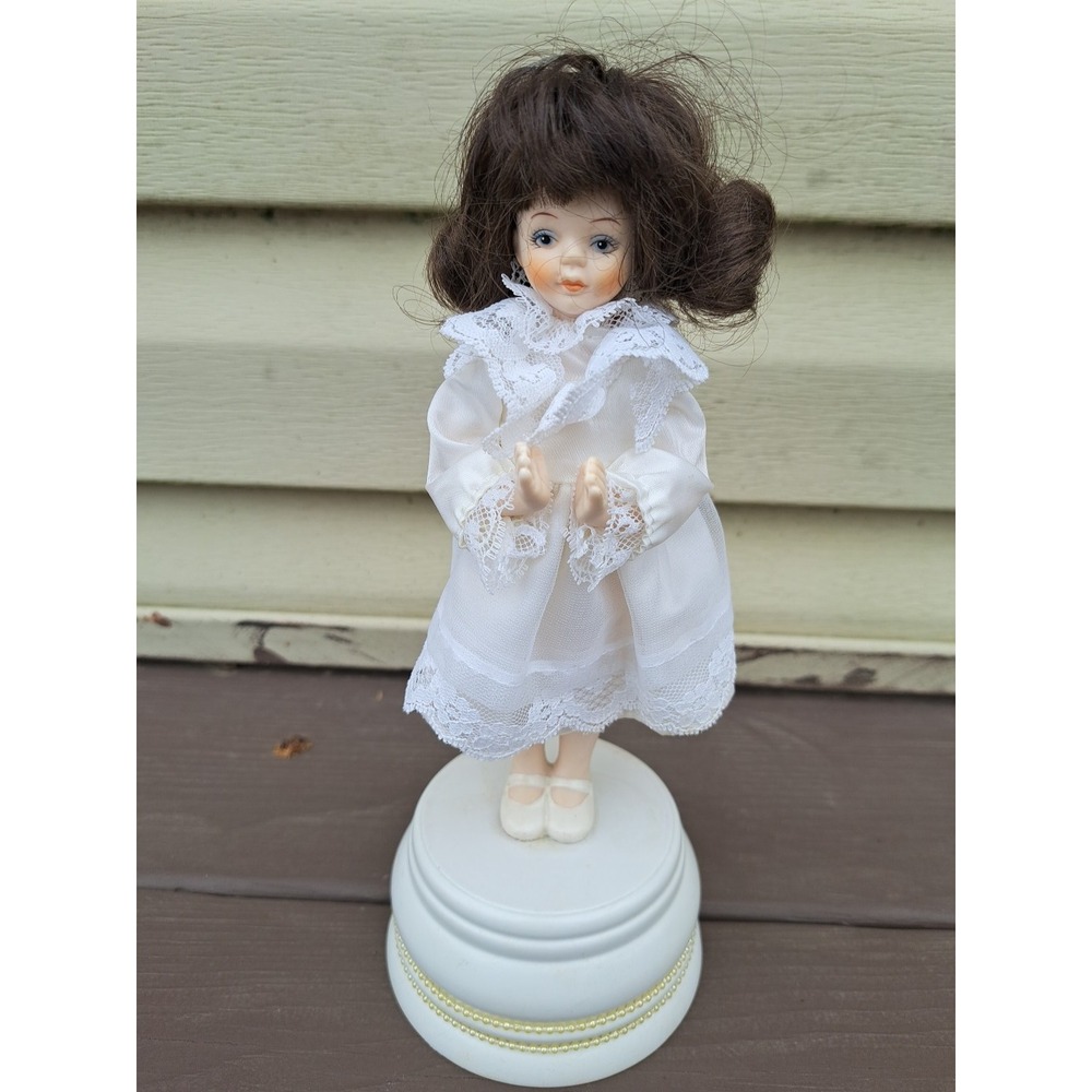 Vintage Roman Inc. Porcelain "Praying " Music Box Doll Tune "Ave Maria" 1988